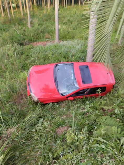 Carro Sai De Pista E Capota Ap S Motorista Dormir Ao Volante Na Sc