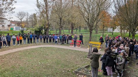 A San Bassano Inaugurate Panchine Rossa E Gialla Cremonaoggi