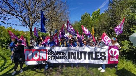 Forte mobilisation contre les méga bassines dans le Puy de Dôme LFI en