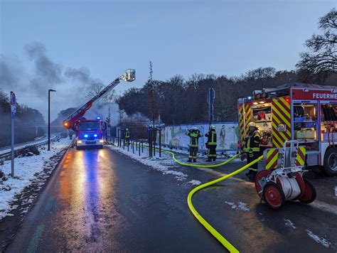 FW AR Einsatzkräfte bekämpfen Feuer in Freibad Presseportal