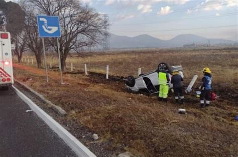 Volcadura en la Toluca Atlacomulco deja fuertes daños materiales