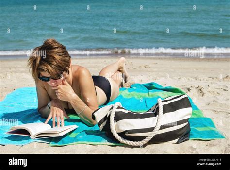 Tomando El Sol En Bikini Fotograf As E Im Genes De Alta Resoluci N Alamy