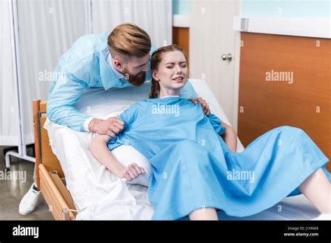 Mujeres Dando A Luz En El Video Del Hospital