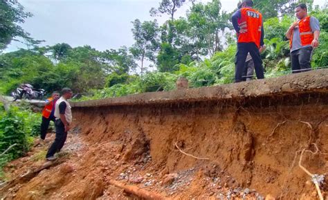 Jalan Menuju Puncak Wisata Batee Meucanang Mengalami Longsor Dan