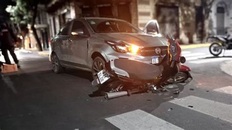 Dos Mujeres Heridas En Un Fuerte Choque Entre Auto Y Moto En Zona Centro