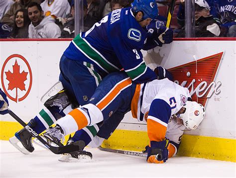 Ex-players file class action suit against NHL over concussions - Sports ...