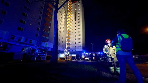 Feuerwehr Rettet 30 Menschen Bei Hochhaus Brand In Bremen Buten Un Binnen