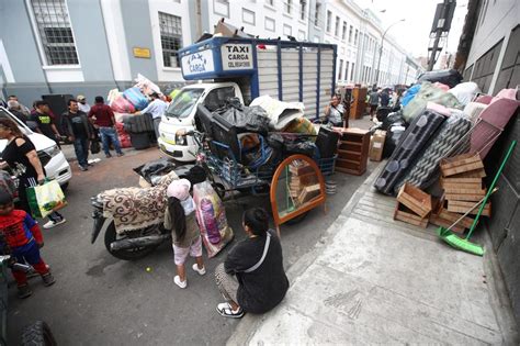 Policía Nacional desaloja a 80 familias de quinta en Cercado de Lima