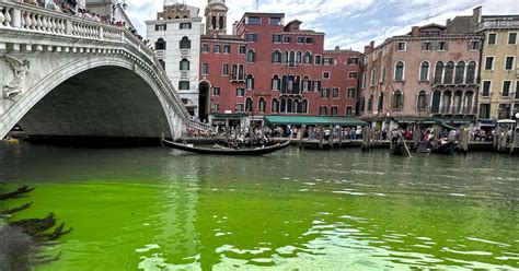 A Venise Les Eaux Du Grand Canal Ont Vir Au Vert Fluo