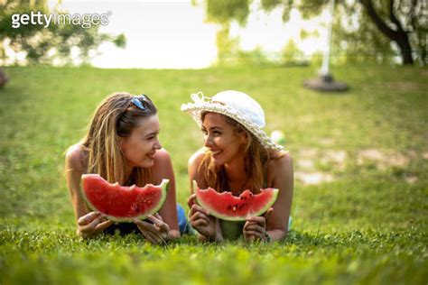 Two Girls Look At Each Other And Eat Watermelons In Nature 이미지 1255179028 게티이미지뱅크