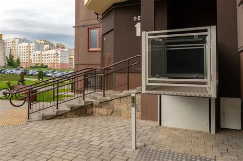 Una Entrada Moderna De Un Edificio Residencial Equipado Con Un