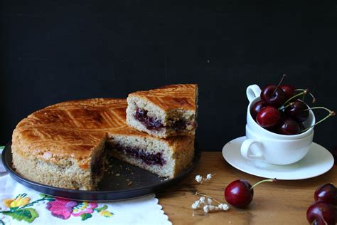 Gâteau basque à la confiture de cerises noires