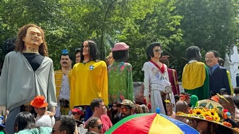 Whindersson Nunes Ganha Boneco Gigante No Tradicional Desfile Em Olinda