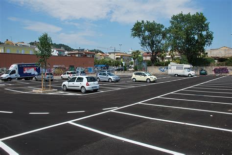 Parcheggi Bloccare Un Altra Auto Corrisponde A Reato