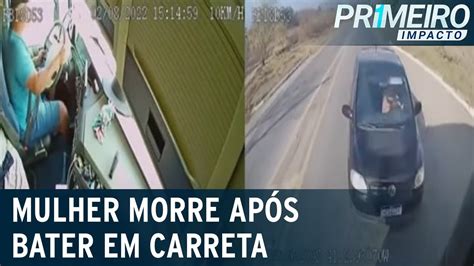 Flagrante carro invade contramão e bate de frente carreta