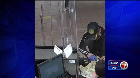 Search Underway For Robber Who Targeted Wells Fargo Bank In Sw Miami Dade Wsvn 7news Miami