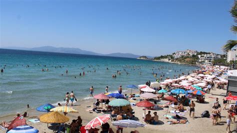 Kuşadası nda gündüz plajlar akşam yollar doldu TRT Haber Foto Galeri