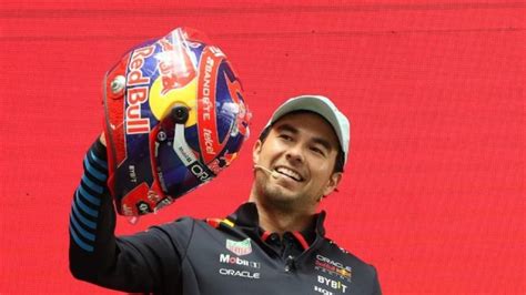 Checo Pérez exhibe su casco inspirado en la lucha libre para el GP de