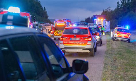 Schwerer Unfall Auf B In Gaisbeuren Lkw Bersieht Rote Ampel Und