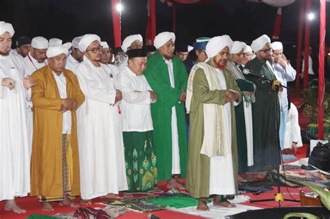 Guru Mulia Al Habib Umar Bin Hafidz Didampingi Gubernur Kalteng H