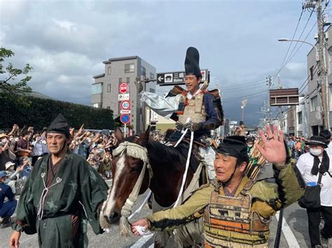 三嶋大祭りの頼朝公旗挙げ行列に参加した左から野添義弘大泉洋迫田孝也ティモンディ高岸宏行CNHK スポニチ