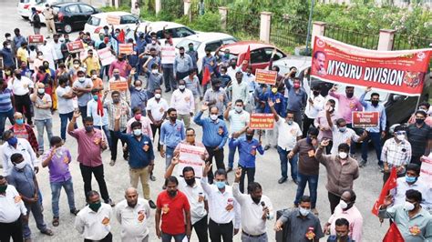 Railwaymen Stage Protest Against Non Declaration Of Product Linked