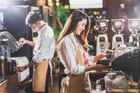 Barista asiático preparando a xícara de café café leite ou