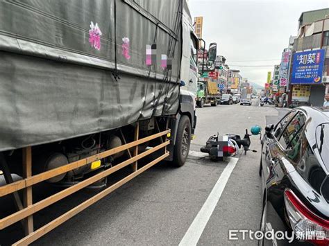 苗栗夫妻看完病騎車返家遭起步大貨車推撞！雙雙倒地送醫 Ettoday社會新聞 Ettoday新聞雲