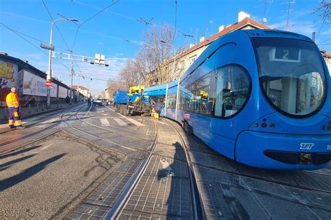 FOTO Prometni kaos u Zagrebu Tramvaj iskočio iz tračnica na terenu