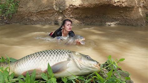 Survival In Forest Skills Catching Fresh River Fish For Survival Food