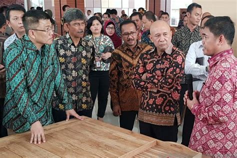 Di Kendal Menkop Ukm Ajak Umkm Tiru Warung Kopi Kekinian Solopos