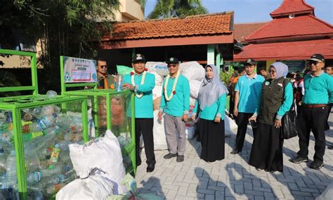 Madrasah Di Jombang Gelorakan Gerakan Sampah Jadi Sedekah Sumber