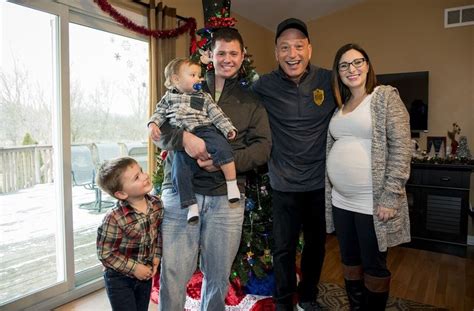 Howie Mandel visits Michigan family to deliver, install new toilet ...