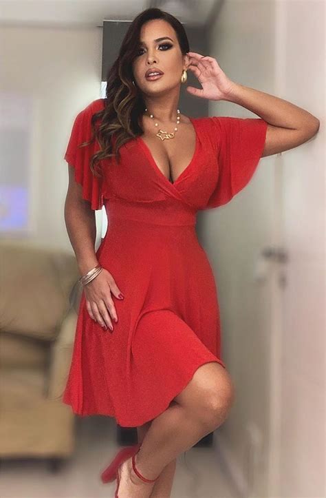 Notícias | Geisy Arruda posa vestida e debocha de haters: 'Roupa não define caráter'. VEJA FOTOS