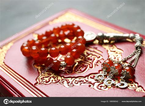 Holy Book Muslims Prayer Beads — Stock Photo © Belchonock 186956542