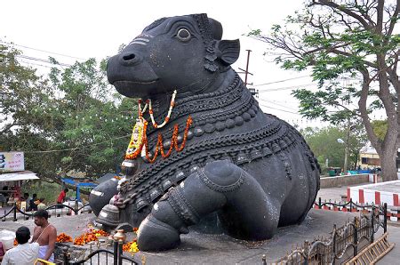 Who Built Nandi Statue?