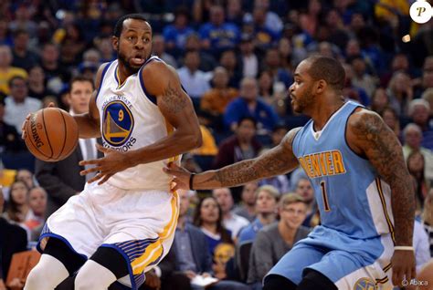 Andre Iguodala Des Golden State Warriors Face à Jameer Nelso Des Denver Nuggets à L Oracle Arena