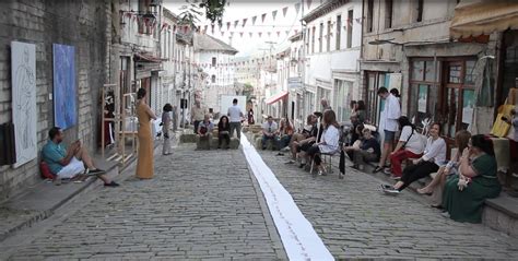 Piktorët mblidhen në Gjirokastër 12 artistë nga e gjithë bota