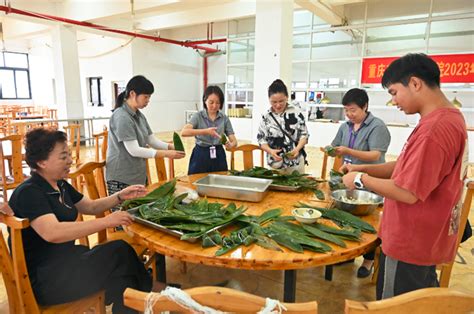 重庆交通职业学院 学校举办“浓情端午·粽香校园”教职工包粽子活动