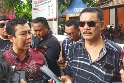 Caleg Partai Nasdem Bernart Sipahutar Bersama Pendukungnya Laporkan