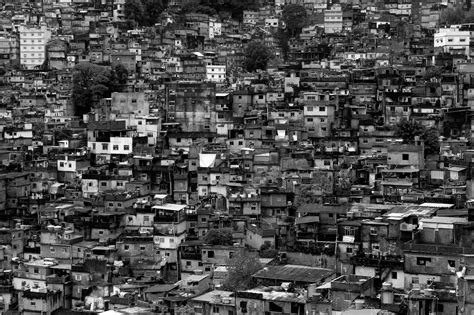 População das favelas brasileiras ultrapassa Bielorússia Luxemburgo e