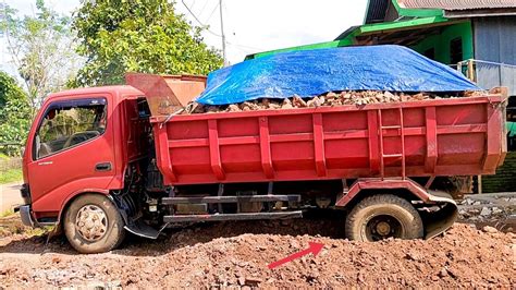 Dump Truk Muatan Tanah Cadas Jomplang Muatan Cadas Super Full Nyaris