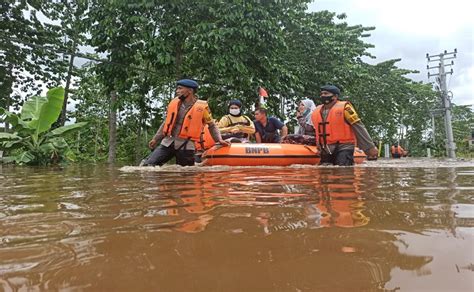 Puluhan Personel Brimob Polda Riau Bantu Evakuasi Korban Banjir