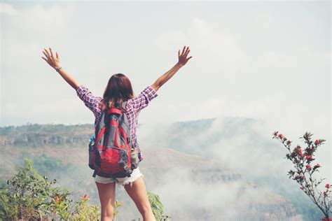 Caminante Con Mochila De Pie En La Cima De Una Monta A Con Las Manos