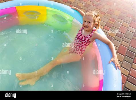Mädchen im garten im bikini Fotos und Bildmaterial in hoher Auflösung Alamy