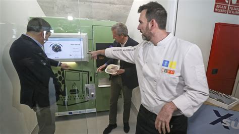 El CIFP Carlos Oroza de Pontevedra prueba una máquina de vending de