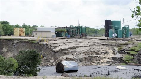 Giant sinkhole in Texas is expanding, worrying residents