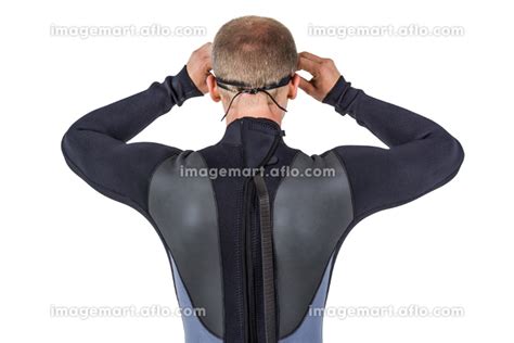 Rear view of swimmer in wetsuit wearing swimming gogglesの写真素材 88282207