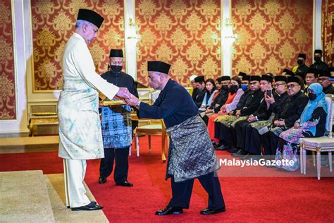 Saarani Selesai Angkat Sumpah Menteri Besar Perak Ke