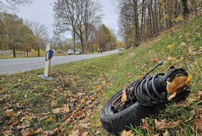 T Dlicher Unfall Im Vogtland Senior Prallt Mit Auto Gegen Baum